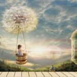 Papier peint – Enfant et pissenlits géants dans un paysage imaginaire