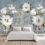 Papier peint – Fleurs blanches sur fond bleu patiné