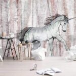 Papier peint – Cheval blanc dans une forêt pastel