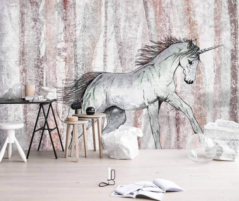 u21204pir1m.jpg Papier peint – Cheval blanc dans une forêt pastel – Image 1