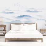 Papier peint – Montagnes bleues dans une brume blanche