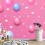 Papier peint – Sphères colorées et petits cœurs sur fond rose
