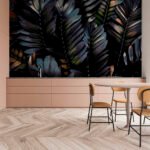 Papier peint – Feuilles tropicales noires aux reflets colorés