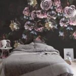 Papier peint – Roses mauves sur fond noir