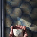 Papier peint – Hexagones bleu nuit et lignes dorées