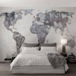 Papier peint – Carte du monde grise et motifs floraux