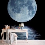 Papier peint – Grande lune bleue sur fond noir