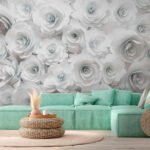 Papier peint – Roses blanches et grises en relief