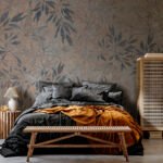Papier peint – Feuillage bleu nuit sur fond beige patiné