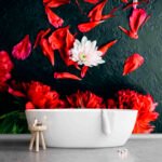 Papier peint – Fleurs rouges et pétales sur fond sombre