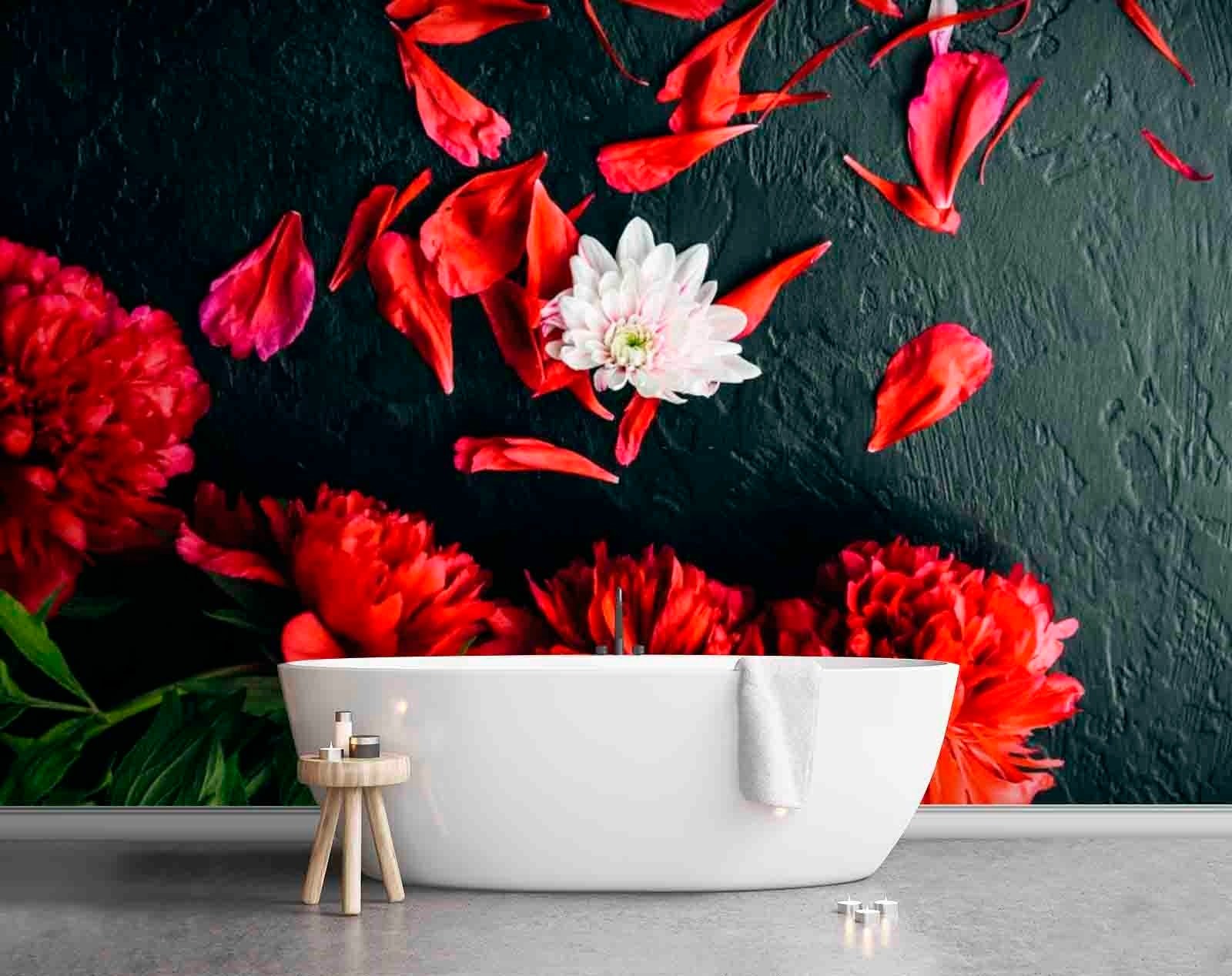 u71471pit1m.jpg Papier peint – Fleurs rouges et pétales sur fond sombre – Image 1