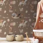 Papier peint – Petits animaux et motifs sur fond brun