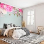 Papier peint – Cascade de fleurs roses sur fond bleu