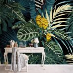 Papier peint – Feuilles tropicales et fleurs jaunes sur fond sombre