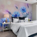 Papier peint – Fleurs bleues sur fond rose pastel