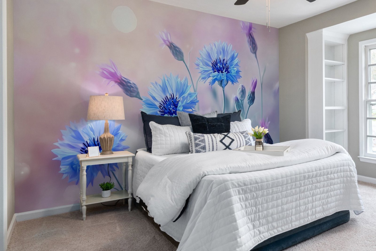w02124pib2r.jpg Papier peint – Fleurs bleues sur fond rose pastel – Image 1