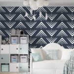 Papier peint – Chevrons blancs sur fond bleu nuit