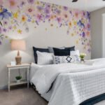 Papier peint – Cascade de fleurs violettes et jaunes