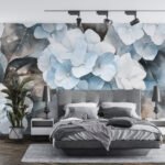 Papier peint – Fleurs bleu pâle sur fond sombre