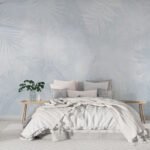 Papier peint – Feuillage blanc au trait sur fond bleu pâle