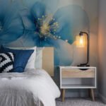 Papier peint – Fleurs bleues aux cœurs dorés