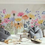 Papier peint – Prairie fleurie multicolore et papillons