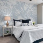 Papier peint – Feuilles blanches au trait sur fond bleu