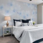 Papier peint – Petites fleurs bleues et blanches