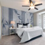 Papier peint – Feuilles bleues en traits verticaux