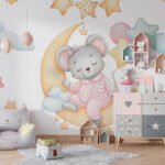 Papier peint – Ourson sur une lune et étoiles pastel