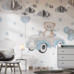 Papier peint – Ourson dans une voiture bleue et nuages