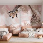 Papier peint – Girafe et feuilles tropicales roses