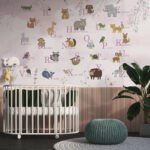 Papier peint – Animaux illustrés sur fond rose pâle