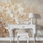 Papier peint – Feuillage fleuri doré sur fond crème