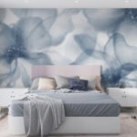Papier peint – Fleurs bleues transparentes sur fond nuageux