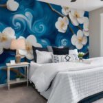 Papier peint – Fleurs blanches et volutes bleues